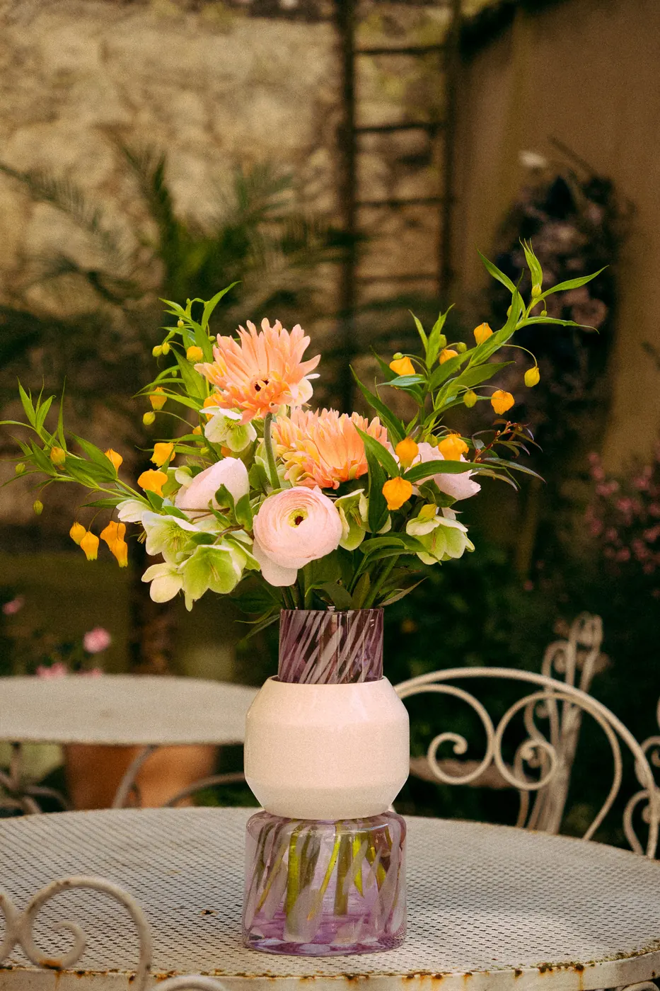 Bouquet dans un vase, en terrasse