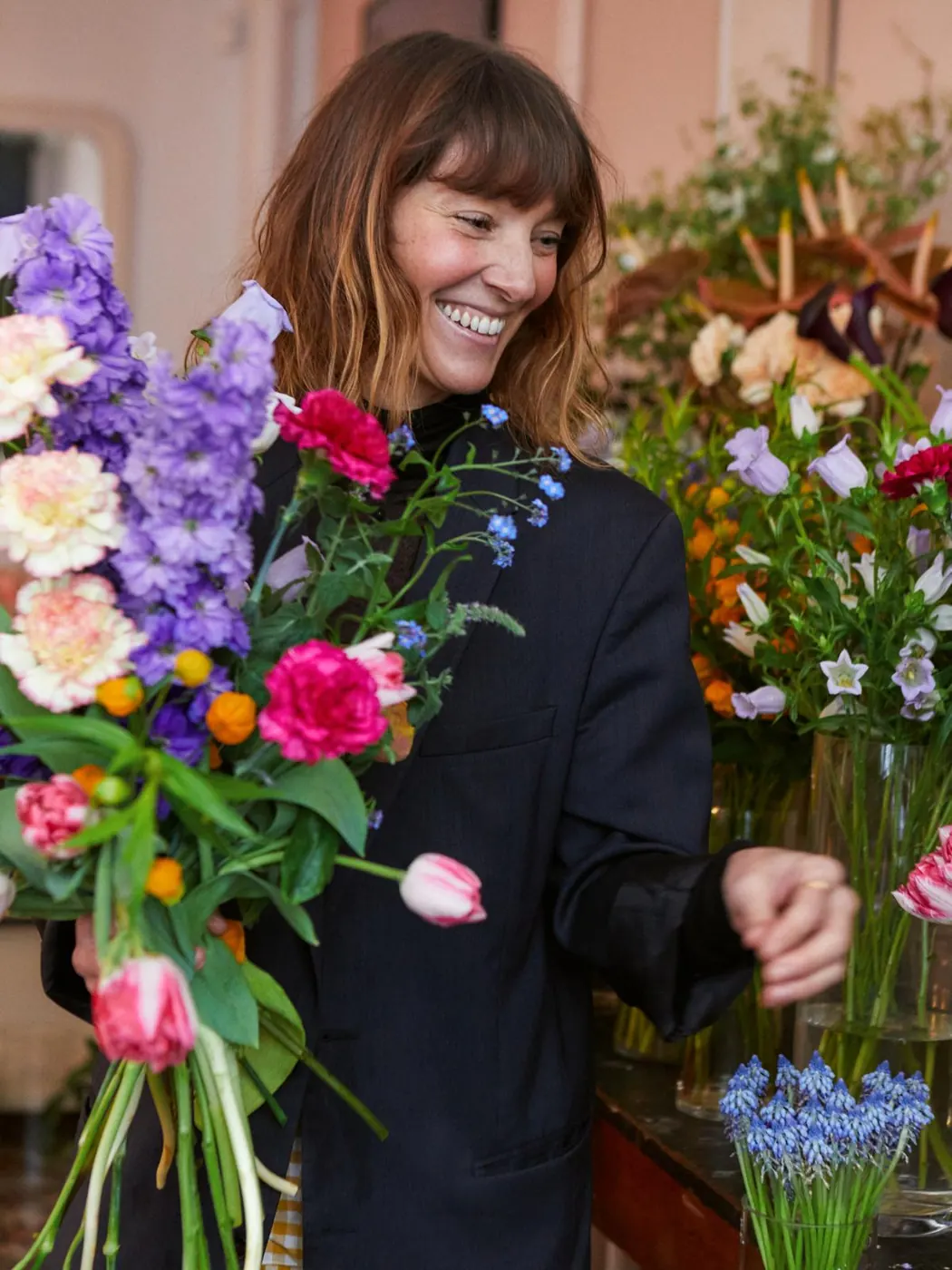 Catherine, la fondatrice, un bouquet dans les bras